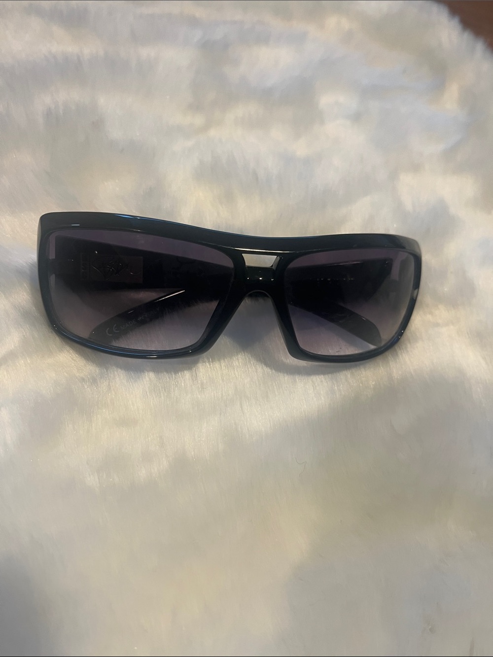 BSG glasses very Tom Sandoval with the lightning bolt